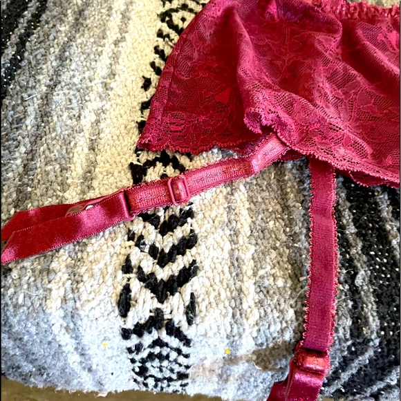 VS Garter Skirt Set - Picture 8 of 13